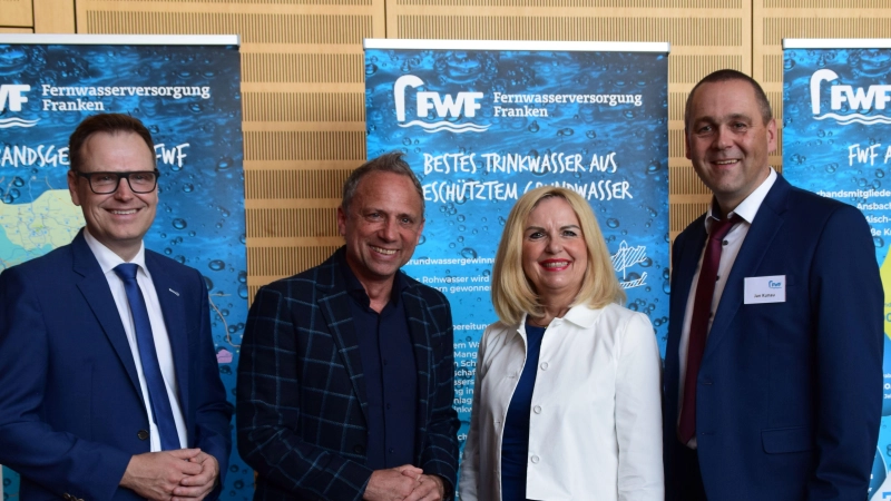 Sie freuen sich über 75 Jahre Fernwasserversorgung Franken: Landrat Dr. Christian von Dobschütz, Umweltminister Thorsten Glauber, Landrätin Tamara Bischof und Werkleiter Jan Kunau (von links). (Foto: Gerhard Krämer)