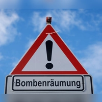 Was Autofahrerinnen und -fahrer zum Blindgänger-Fund in Neu-Ulm wissen müssen. (Symbolbild) (Foto: Friso Gentsch/dpa)