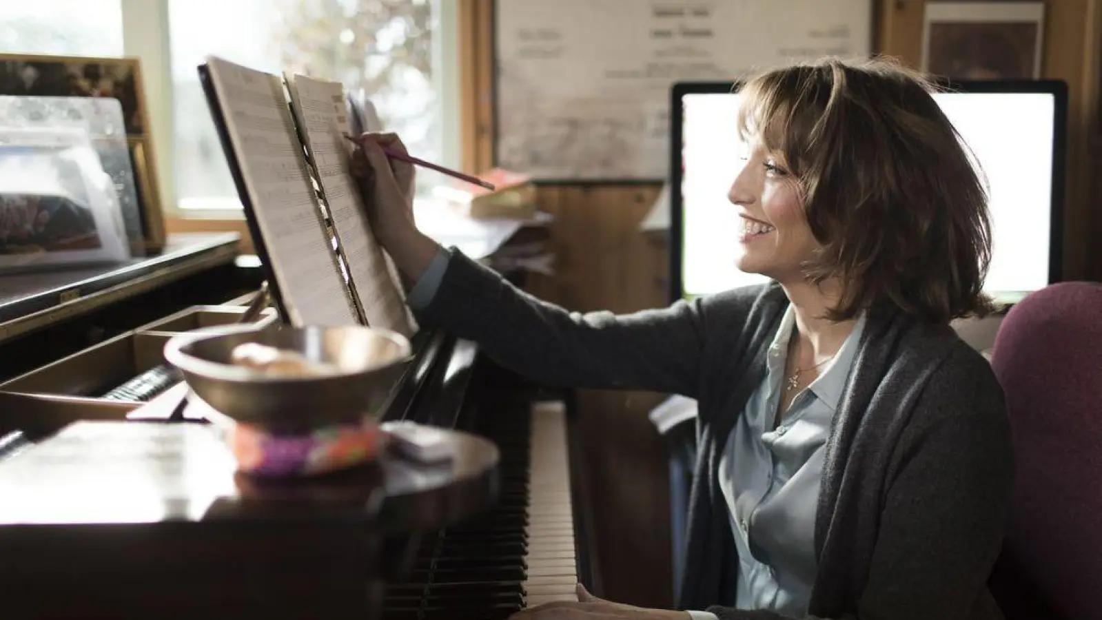 Roxanna Panufnik bei der Arbeit: In ihre Auftragskomposition sind die Wünsche der Chormitglieder eingeflossen. (Foto: Benjamin Ealovega)
