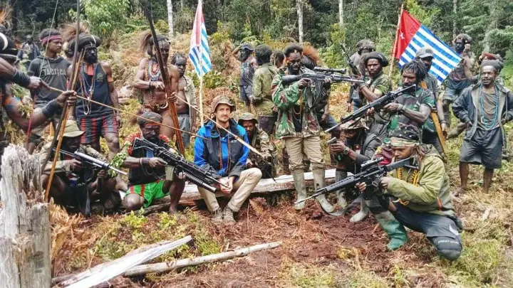 Die von der West Papua National Liberation Army zur Verfügung gestellte Aufnahme zeigt den neuseeländischen Piloten Philip Mehrtens neben bewaffneten Kämpfern. (Foto: Uncredited/West Papua National Liberation Army/dpa)