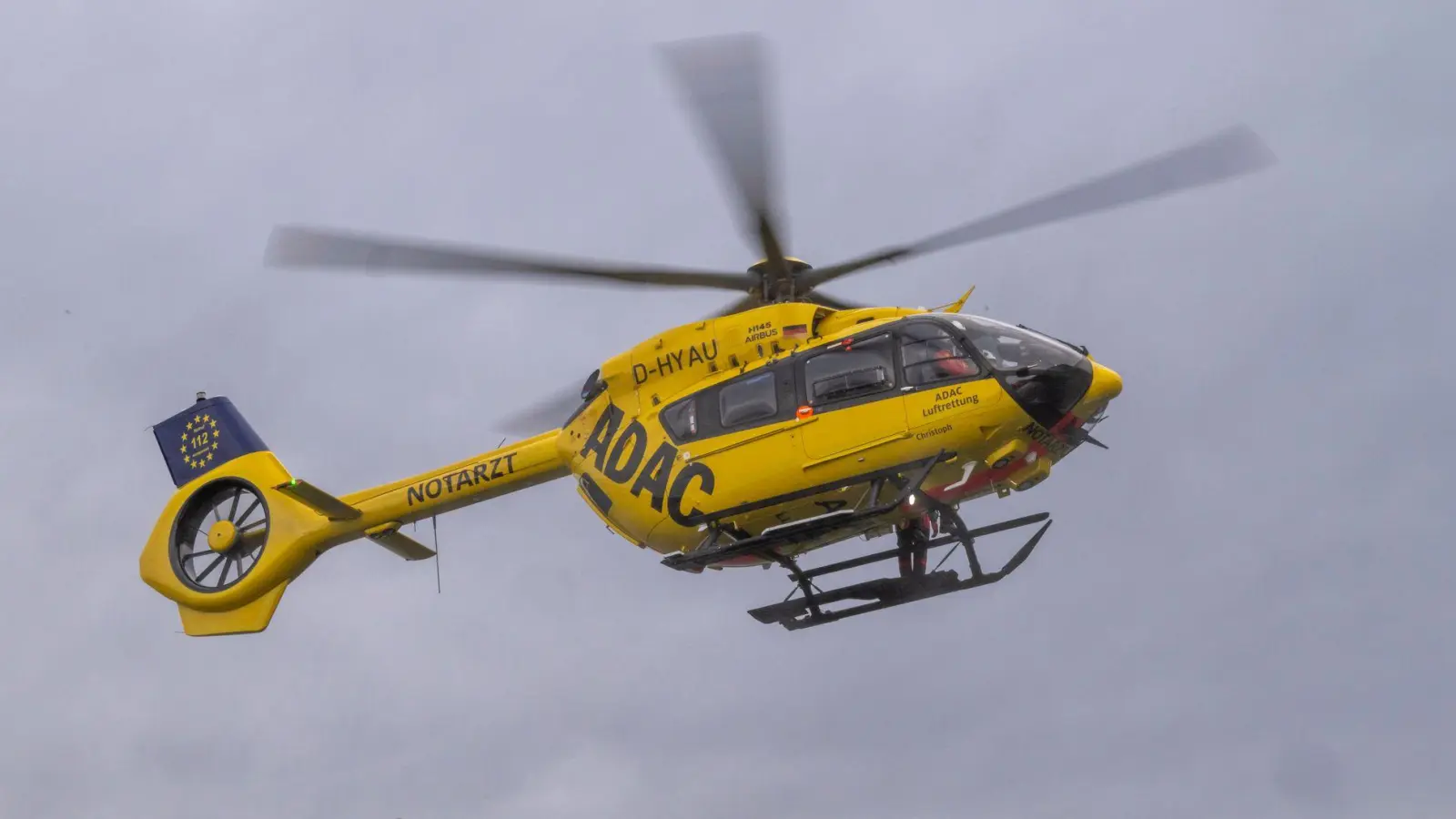 Ein Hubschrauber hat den schwer verletzten Jungen nach dem Hundebiss ins Krankenhaus geflogen. (Symbolbild) (Foto: Peter Kneffel/dpa)