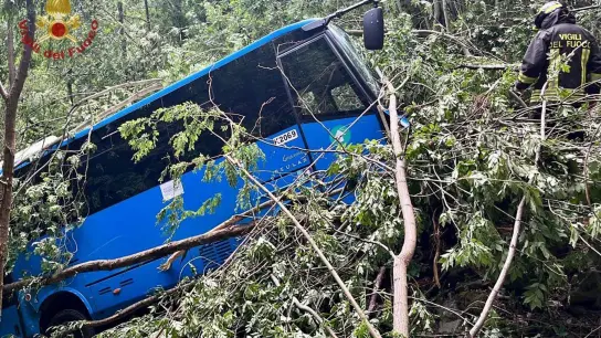 Bei einem Busunfall in Italien sind mindestens drei Menschen verletzt worden. (Foto: -/Vigili del Fuoco/dpa)