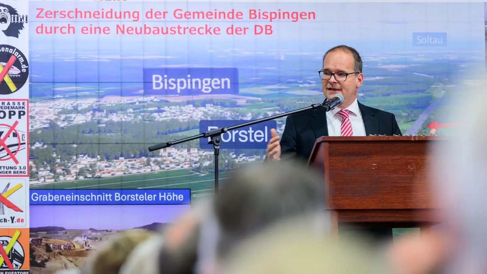 Grant Hendrik Tonne (SPD), Minister für Wirtschaft, Verkehr und Bauen von Niedersachsen, spricht beim „Heidegipfel“ zu dem die Bürgerinitiativen Pro-Alpha-E und der Projektbeirat Alpha-E eingeladen haben. (Foto: Philipp Schulze/dpa)
