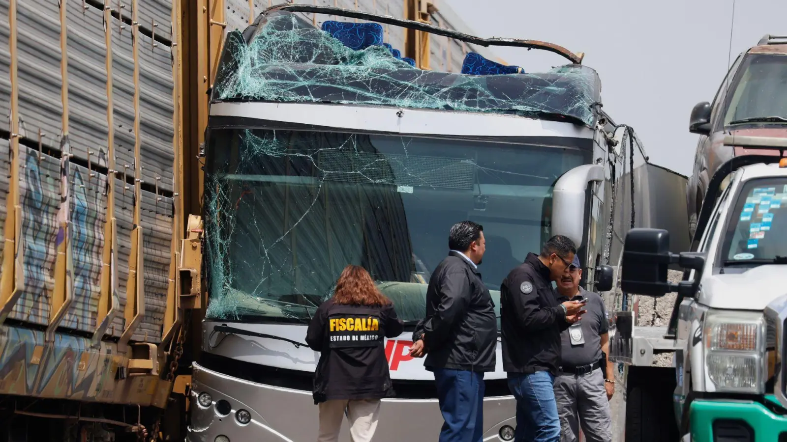 Der Busfahrer soll versucht haben, es noch vor dem Zug auf die andere Seite zu schaffen. (Foto: Ramses Mercado Valdes/AP/dpa)
