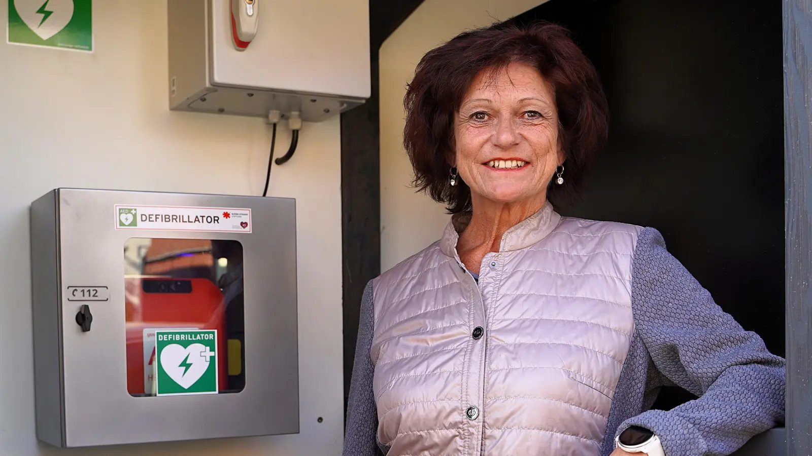 Für fünf Defibrillatoren hat Gabriele Hofacker Fördermittel und Spenden gesammelt. Einer davon hängt direkt an ihrem Arbeitsplatz: gleich ums Eck der Rathaustür. (Foto: Simone Hedler)