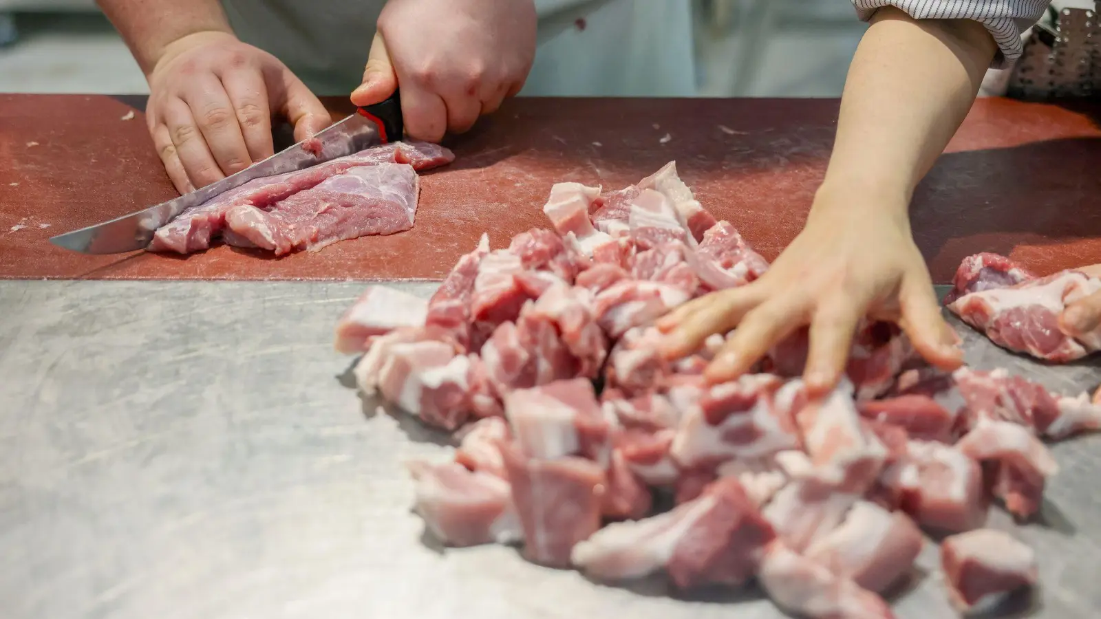 Bakteriell verunreinigtes Fleisch aus mehreren Metzgereien in Nordfrankreich hat eine Krankheitsserie mit 29 betroffenen Kindern und einem Todesfall ausgelöst. (Symbolbild) (Foto: Jan Woitas/dpa)