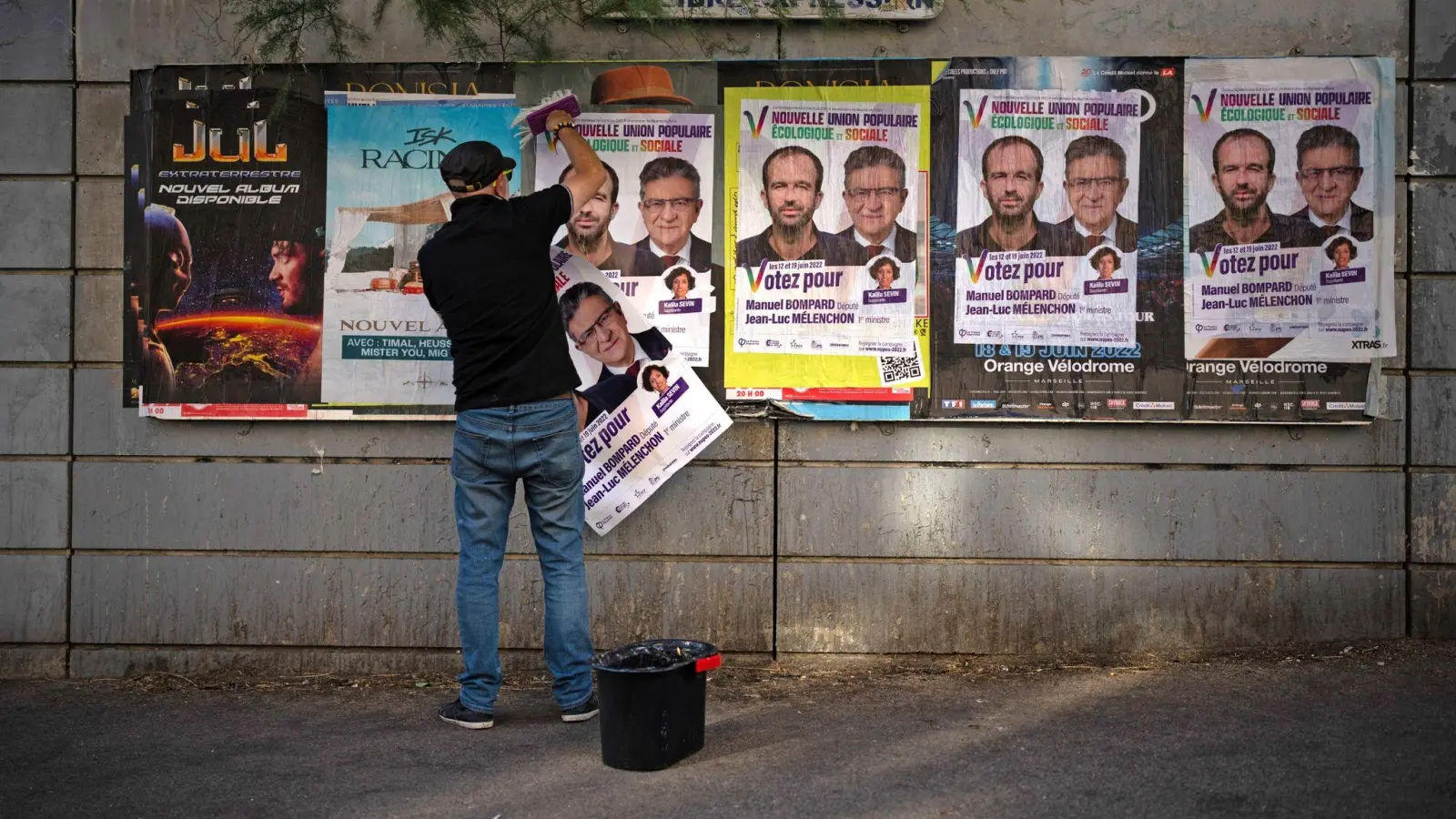 Wahlplakete für die Parlamentswahl in Frankreich. (Foto: Daniel Cole/AP/dpa)