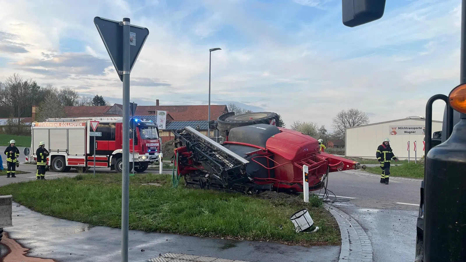 Ein Traktor mit einer Anhängerspritze ist am Donnerstag bei Gollhofen umgestürzt (Foto: Feuerwehr Uffenheim)