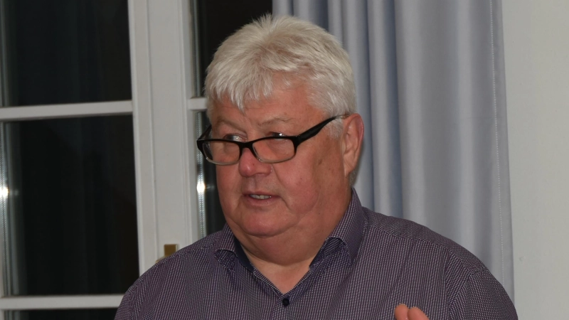 Sein Amt als Sugenheimer Bürgermeister wird Reinhold Klein (links, hier bei der Siebenervereidigung von Jürgen Gruber) vorzeitig abgeben. Wann genau, das ist noch offen. (Archivfoto: Anita Dlugoß)