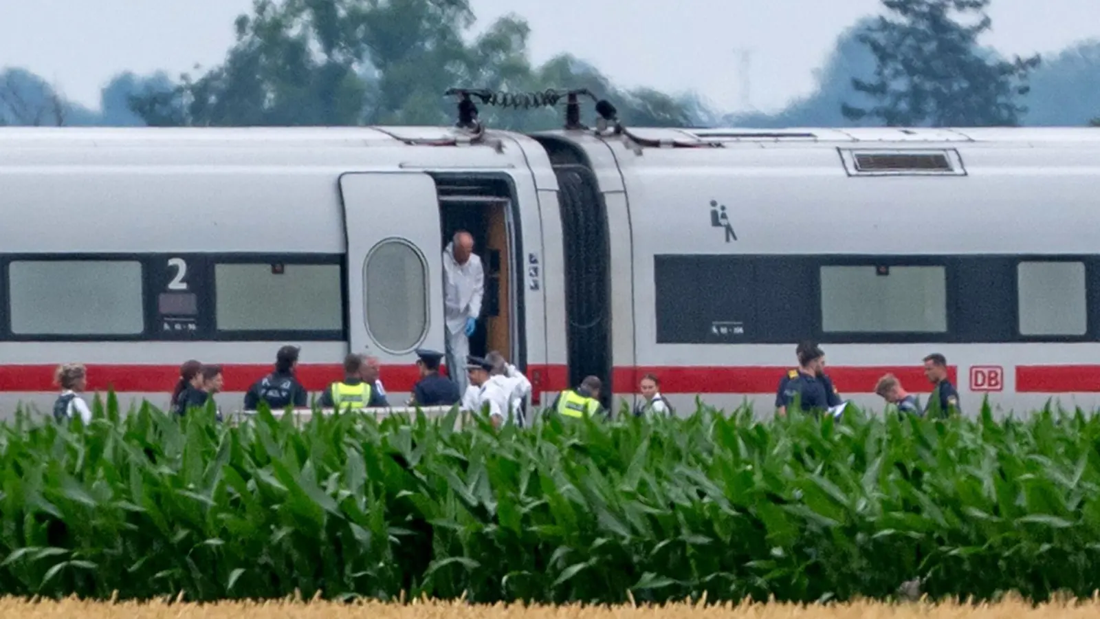 Ermittler der Spurensicherung untersuchten den ICE. (Foto: Armin Weigel/dpa)