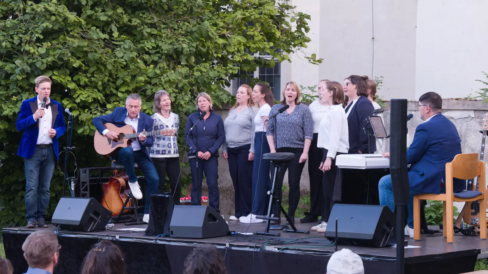 Musik unter Bäumen: David Lugert (links) moderierte den Konzertabend mit zwei Ensembles. (Foto: Martin Stumpf)