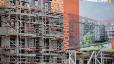 Eine Bautafel steht vor der Baustelle mehrerer Miethäuser in Leipzig. Der Städtetag fordert mehr Wohnungsbau. (Foto: Jan Woitas/dpa)
