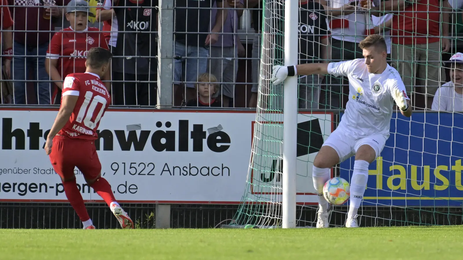 Das 0:1 nach zwei Minuten: Dardan Karimani überwindet SpVgg-Torhühter Heiko Schiefer. (Foto: Martin Rügner)