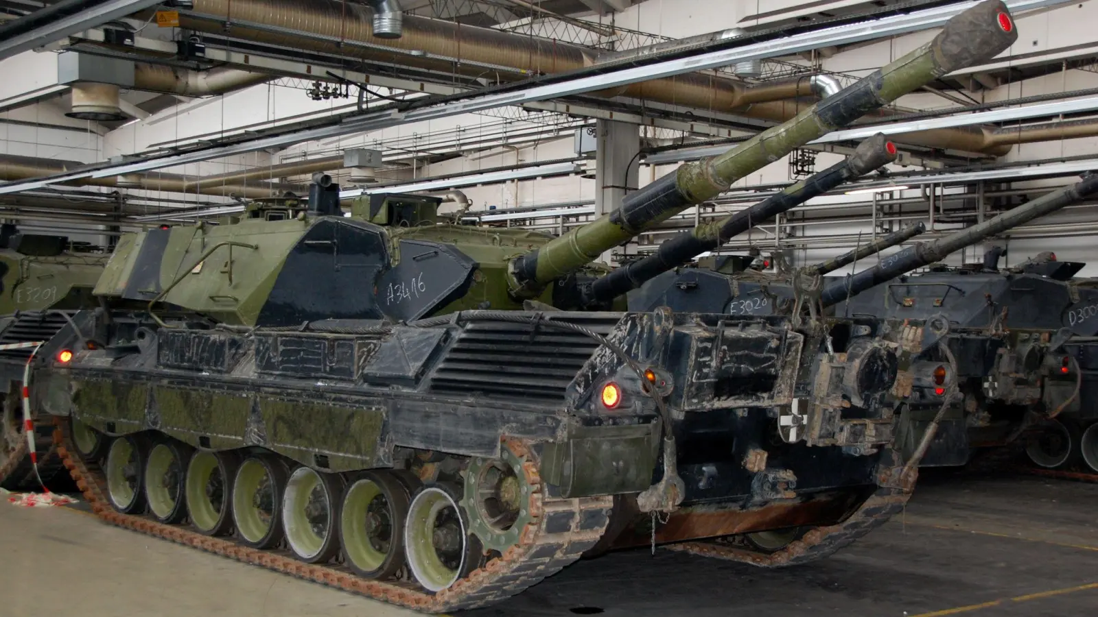Panzer vom Typ Leopard 1A5 aus dänischen Beständen stehen in Flensburg in einer Produktionshalle (Archivbild). 100 Kampfpanzer  dieses Typs sollen an die Ukraine geliefert werden. (Foto: Constanze Emde/dpa)