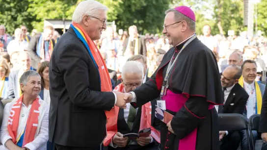 Bundespräsident Frank-Walter Steinmeier wird von Georg Bätzing, dem Vorsitzenden der Deutschen Bischofskonferenz, in Stuttgart begrüßt. (Foto: Marijan Murat/dpa)