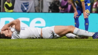 Italiens Fußball liegt nach dem Playoff-Aus am Boden - so wie hier Pio Esposito. (Foto: Fabio Ferrari/LaPresse/AP/dpa)