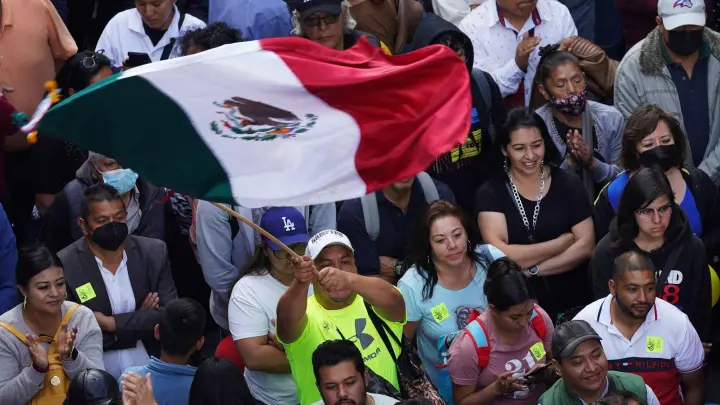 Anhänger des mexikanischen Präsidenten Lopez Obrador in Mexiko-Stadt. (Foto: Marco Ugarte/AP/dpa)