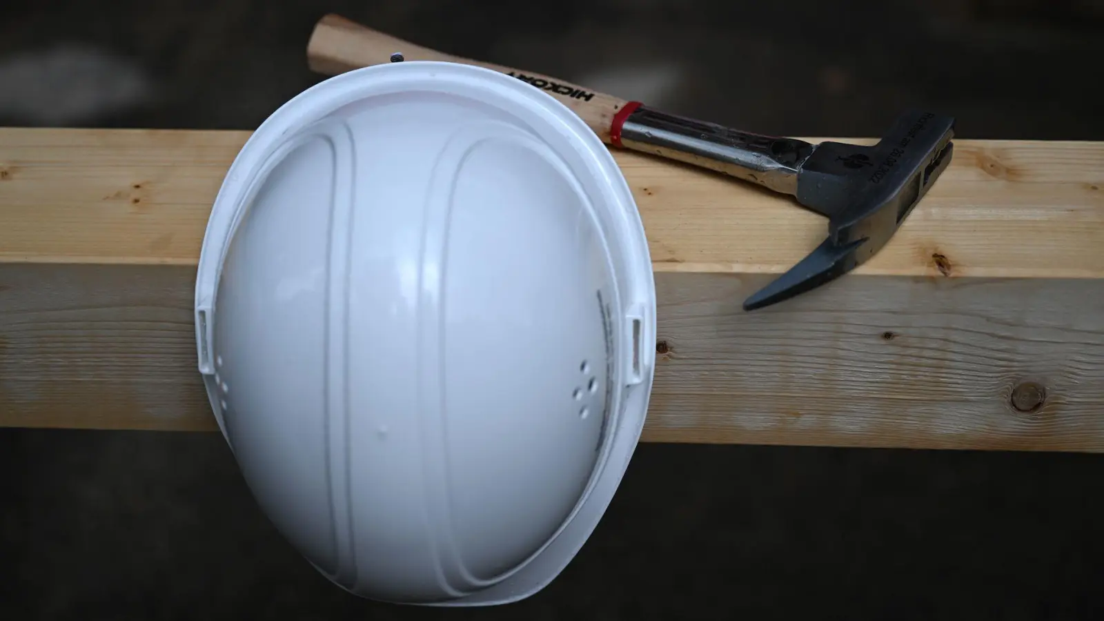 Bauen? Aber richtig! Wer An- oder Umbauten ohne notwendige Genehmigung errichtet, muss mit üblen Konsequenzen rechnen. (Foto: Soeren Stache/dpa/dpa-tmn)