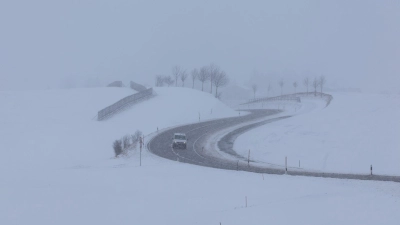 Der Deutsche Wetterdienst rechnet am Freitag mit Glätte und Schnee in weiten Teilen Bayerns.  (Foto: Karl-Josef Hildenbrand/dpa)