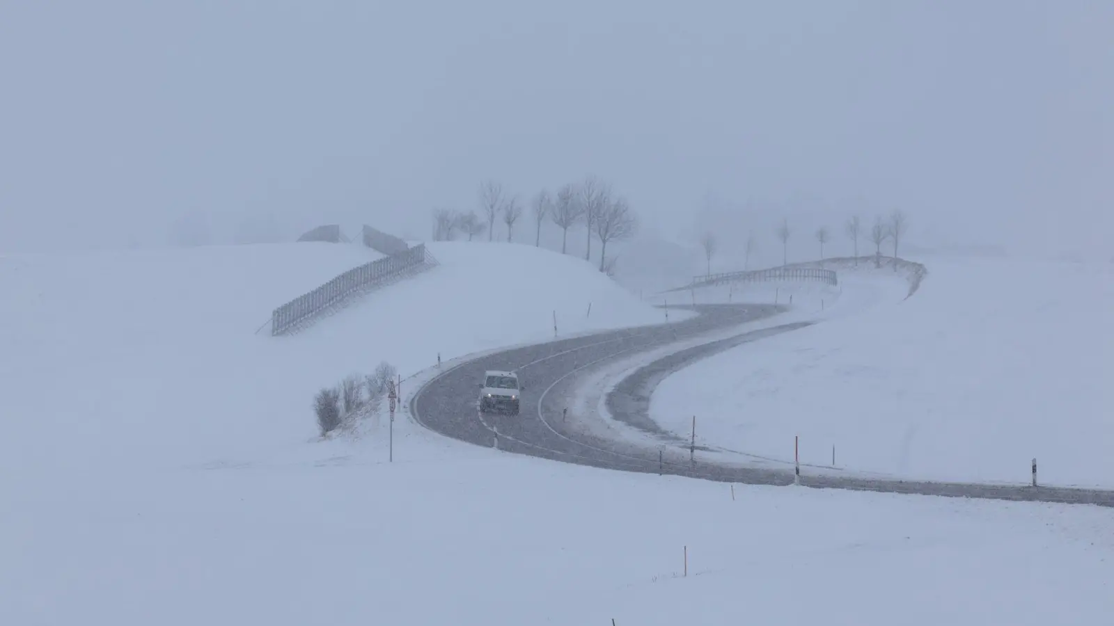 Der Deutsche Wetterdienst rechnet am Freitag mit Glätte und Schnee in weiten Teilen Bayerns.  (Foto: Karl-Josef Hildenbrand/dpa)