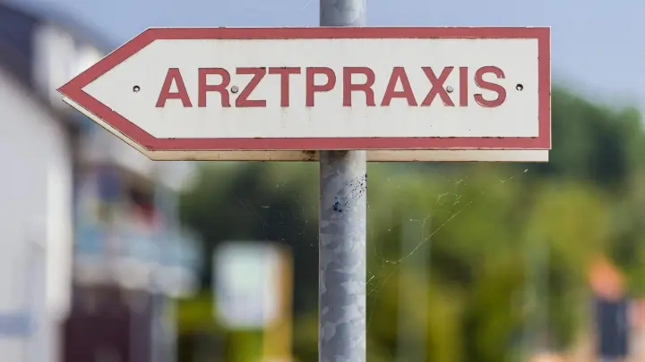 Ein Schild „Arztpraxis“ steht an der Straße. (Foto: Soeren Stache/dpa-Zentralbild/ZB/Symbolbild)
