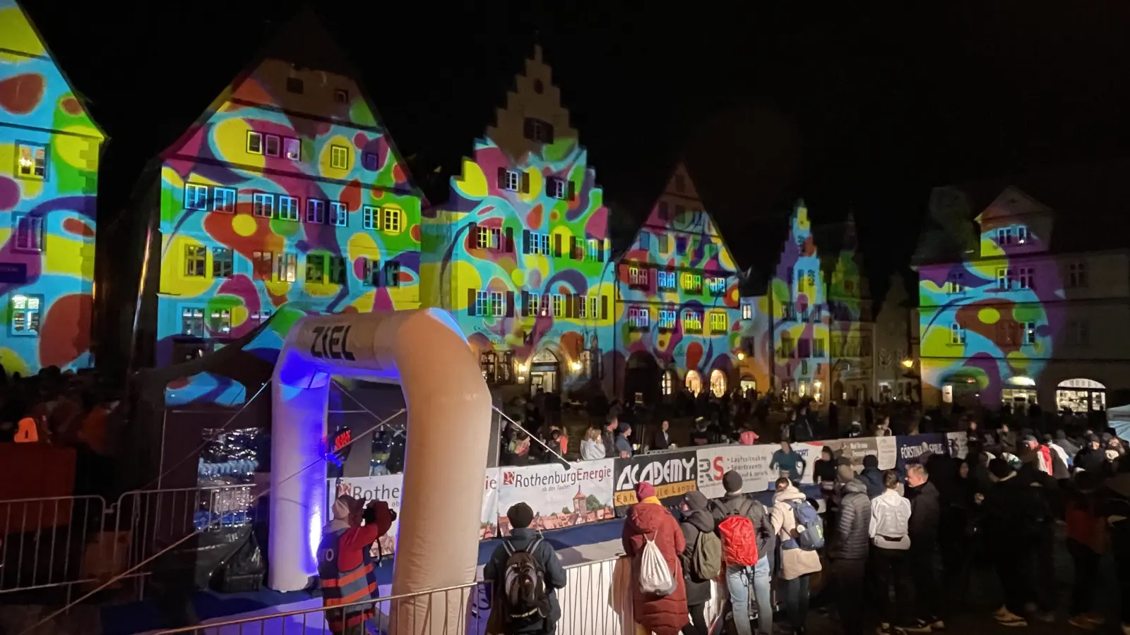 In buntes Licht getaucht, boten die Fassaden der Häuser am Marktplatz die perfekte Kulisse für den Zieleinlauf. (Foto: Gerhard Krämer)