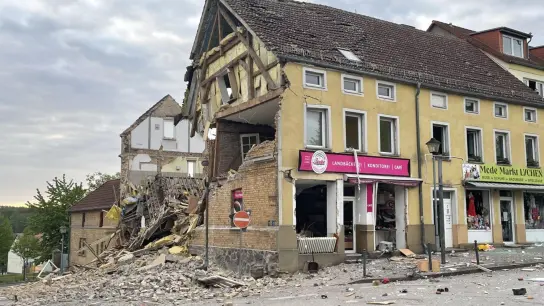 In einer Bäckerei in Lychen  hat es eine heftige Explosion gegeben. (Foto: Horst Skoupy/Uckermark Kurier/dpa)