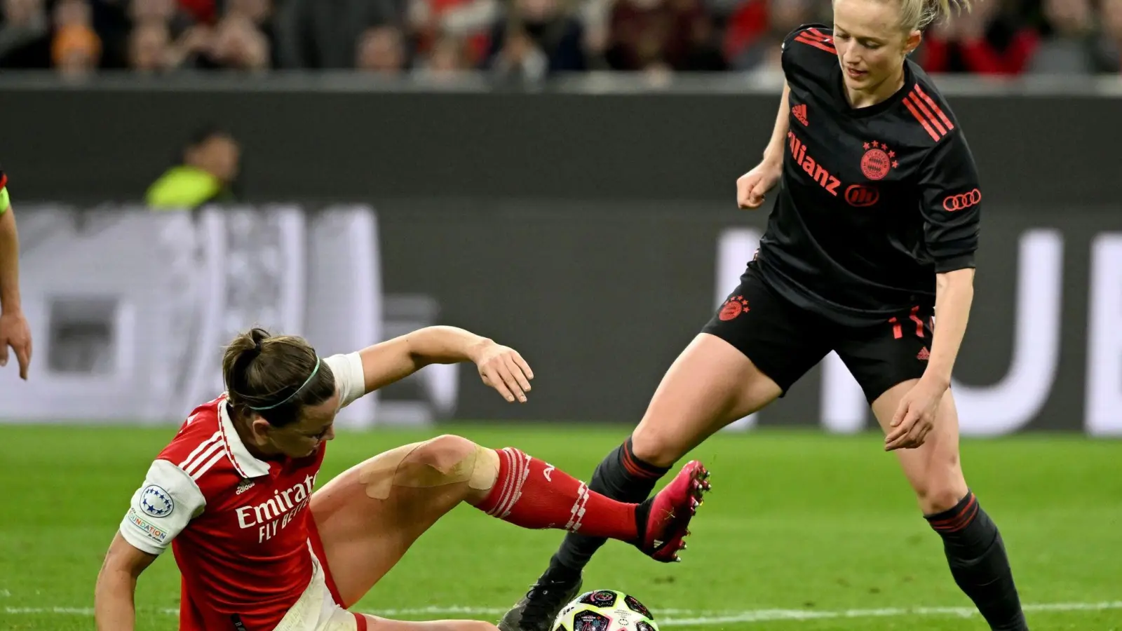 Bayerns Lea Schüller (r) und Arsenals Katie McCabe kämpfen um den Ball. (Foto: Peter Kneffel/dpa)