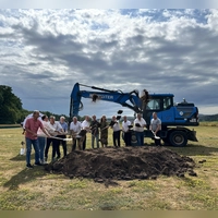 Die Bogenfreunde Dinkelsbühl bekommen eine neue Halle: Am Freitag setzten zahlreiche am Projekt Beteiligte den symbolischen ersten Spatenstich. (Foto: Martina Haas)
