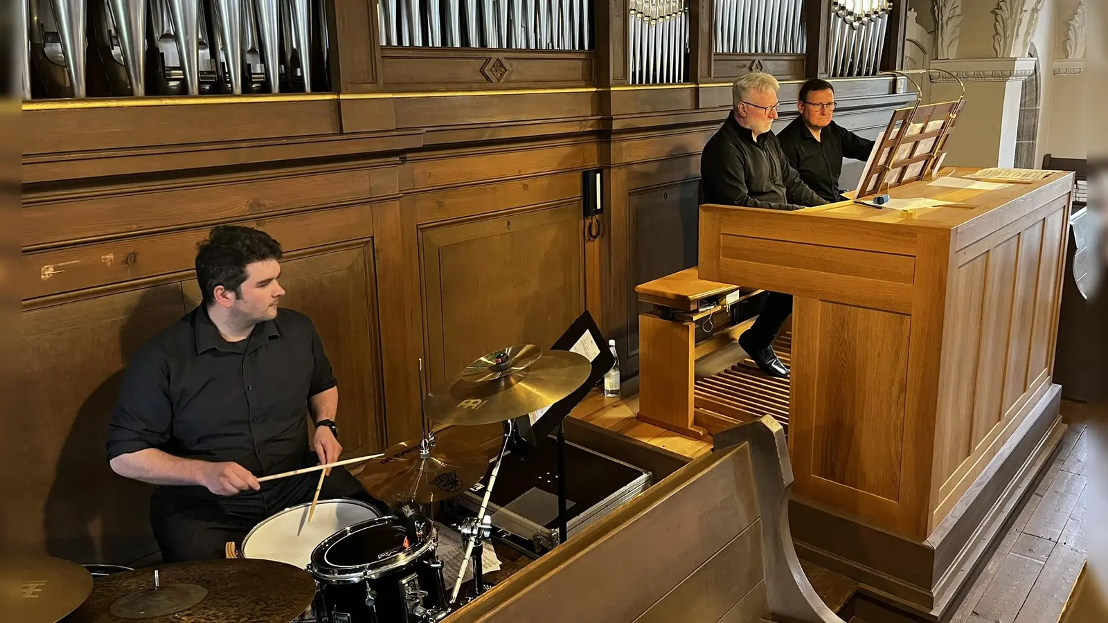 Martin Stürmer und Carl Friedrich Meyer (von links) zeigten bei dem Konzert in Bechhofens Johanniskirche, dass sich Schlagzeug und Orgel gut ergänzen. (Foto: Johannes Flierl)