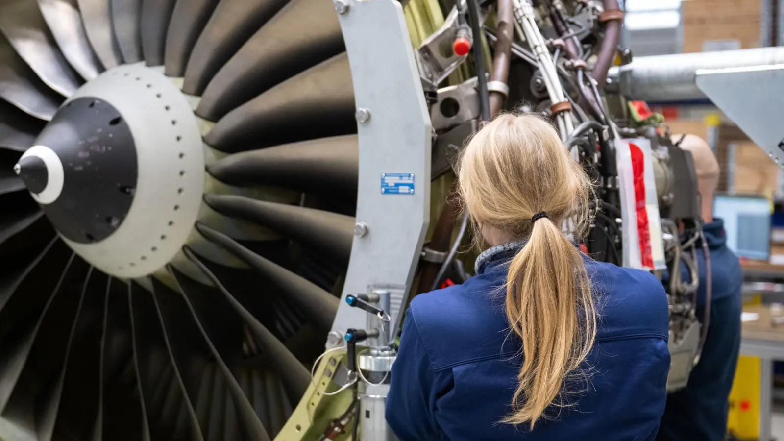 Eine MTU-Mitarbeiterin bei der Wartung einer Turbine. (Archiv) (Foto: Sebastian Gollnow/dpa)