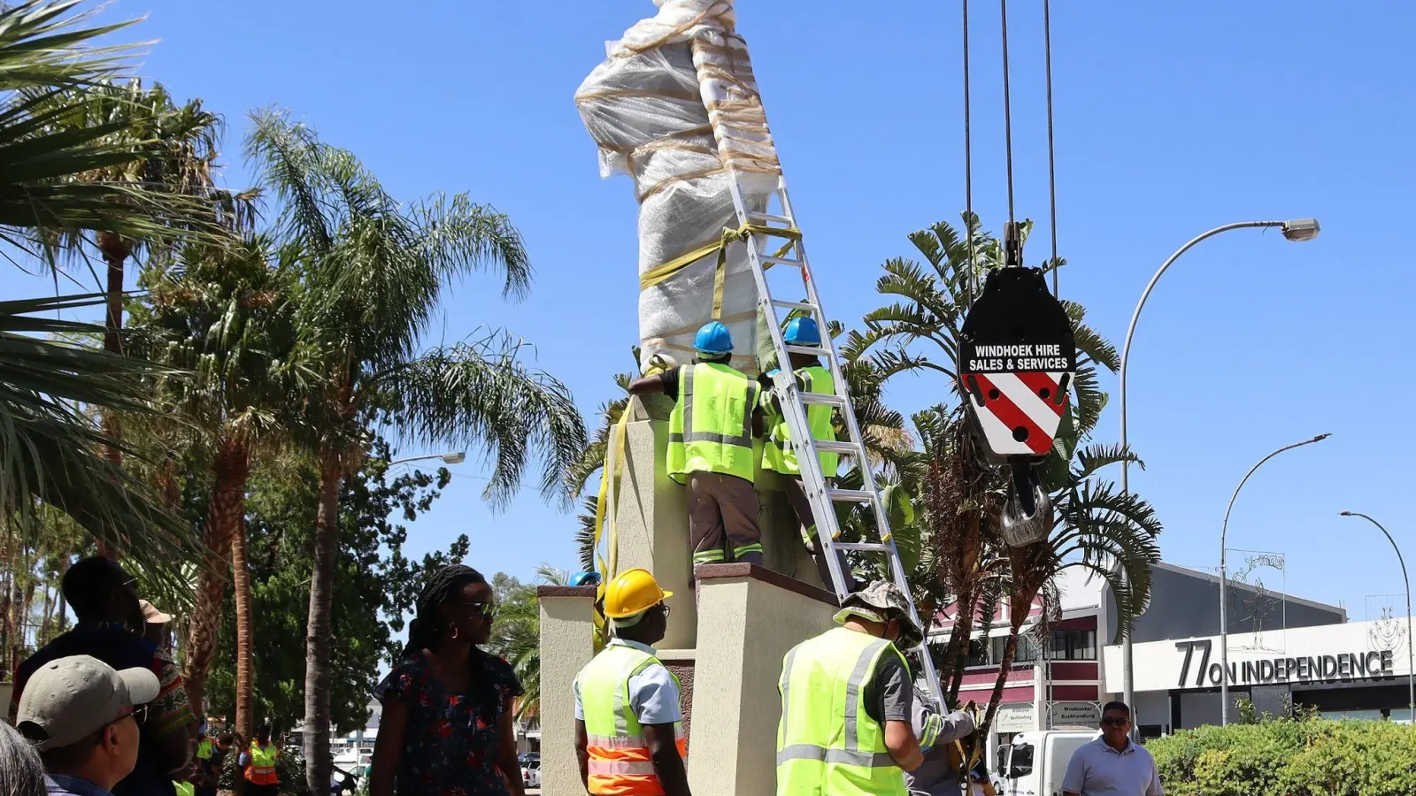 Die Statue des deutschen Kolonialherren Curt von François im namibischen Windhuk wird 2022 vom Sockel gehoben. Der Reichtum der G7-Staaten ist laut Oxfam auf Kolonialismus und Sklaverei aufgebaut. (Foto: Lisa Ossenbrink/dpa)