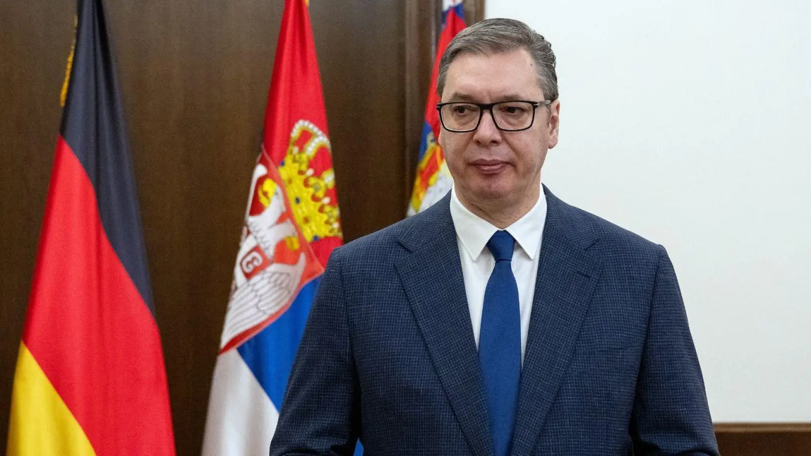 Aleksandar Vucic, Präsident von Serbien, steht in seinem Amtszimmer. (Foto: Soeren Stache/dpa/Archivbild)