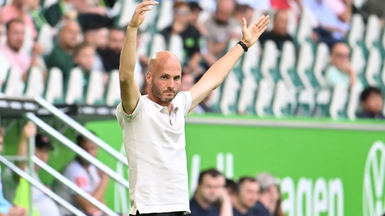 Wolfsburgs Trainer Paul Simonis musste den späten Ausgleich seiner Mannschaft hinnehmen. (Foto: Swen Pförtner/dpa)