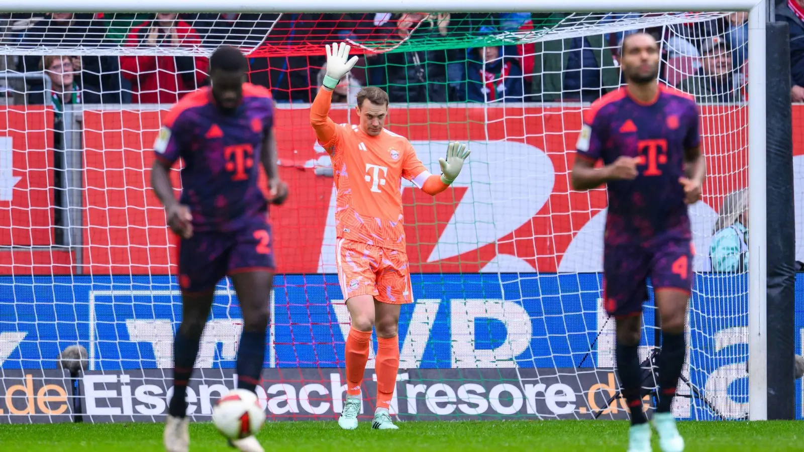Bayern-Torwart Manuel Neuer nach seinem fatalen Patzer.  (Foto: Tom Weller/dpa)