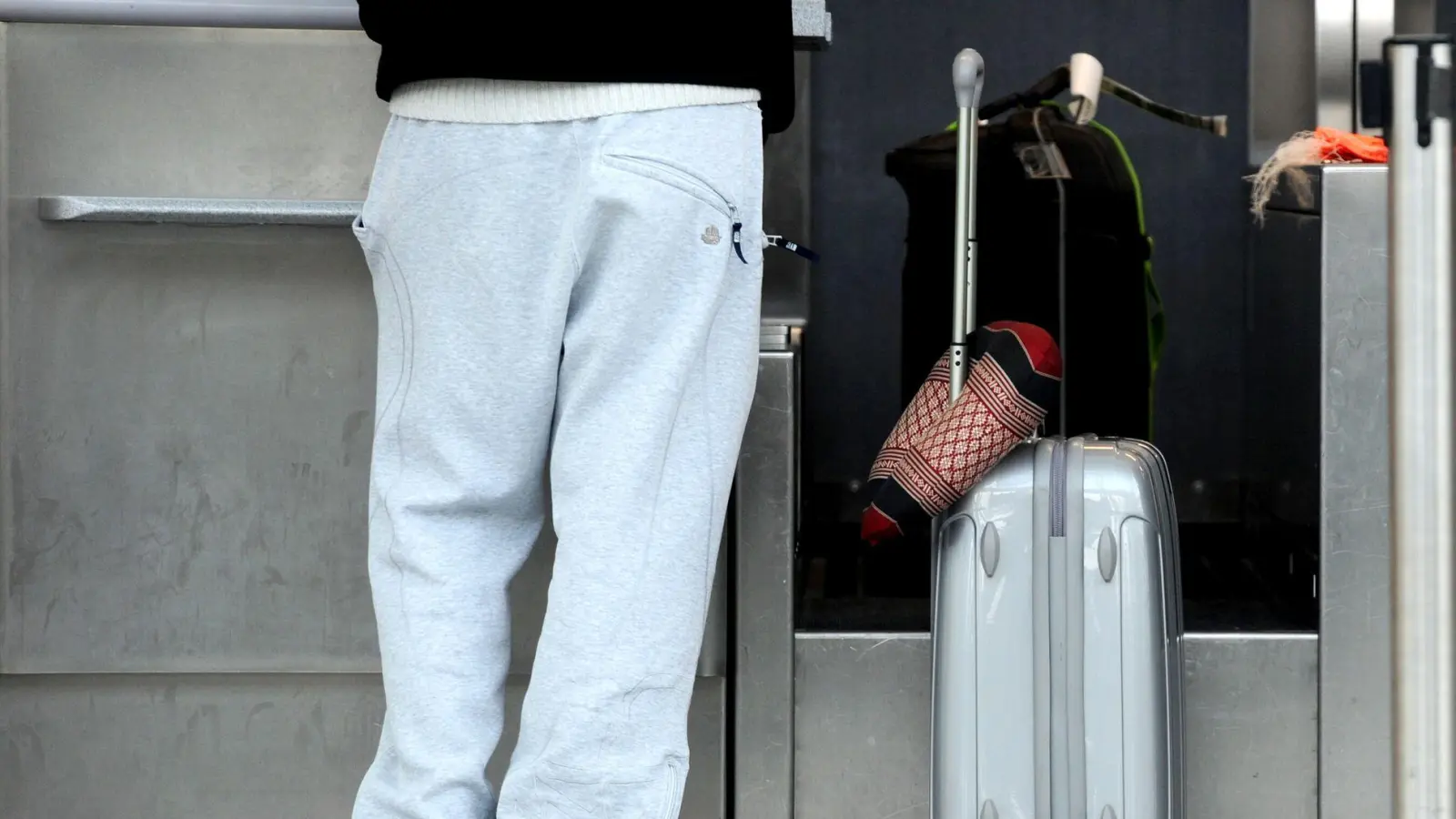 Die Jogginghose ist für den Flug ein perfektes Kleidungsstück. (Foto: Tobias Hase/dpa-tmn)