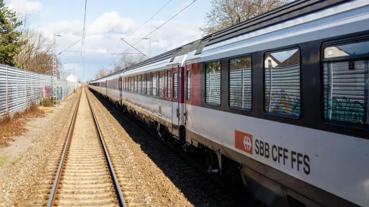 Die Züge der Schweizer Bundesbahn (SBB CFF FFS) kamen im vergangenen Jahr zu 92,5% pünktlich am Ziel an. (Foto: Philipp von Ditfurth/dpa)