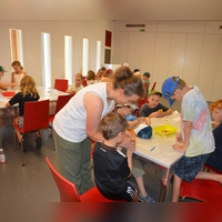 Kinder aus den Gemeinden rund um den Römerpark bastelten ihre eigenen Glücksbringer im Mehrzweckraum des Limeseums. Maike Schneider erklärt den Mädchen und Jungen nicht nur, wie das geht, sondern auch die Bedeutung, die im antiken Rom dahinter steckte. (Foto: Peter Tippl)