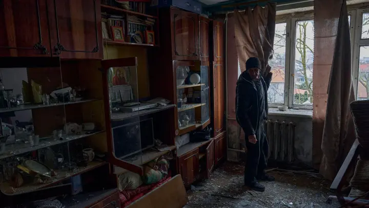 Ein Mann steht in seiner Wohnung in Cherson nach einem russischen Beschuss. (Foto: -/LIBKOS/AP/dpa)