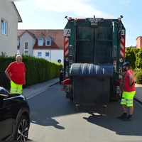 Gemeinsam leeren Fahrer Oliver Götz (links) und Lader Jason Grosche (rechts) die großen Müllcontainer. (Foto: Franz Steinlein)