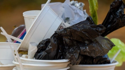 Mit einer Verpackungssteuer auf Einwegbehälter wie Pizzakartons oder Burger-Verpackungen würden einige Kommunen gerne dem Müll Herr werden. (Symbolbild) (Foto: Monika Skolimowska/dpa-Zentralbild/dpa)