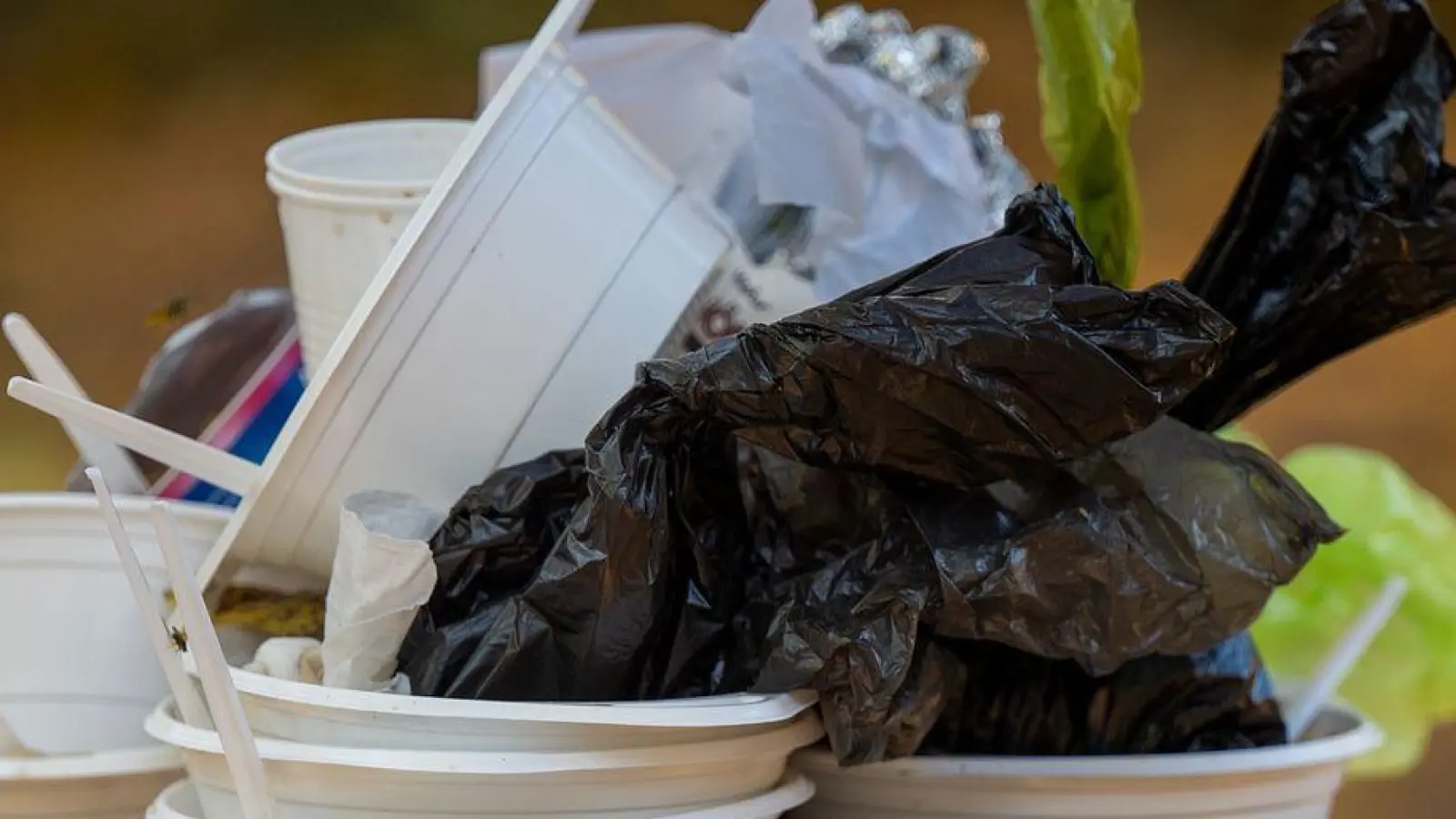 Mit einer Verpackungssteuer auf Einwegbehälter wie Pizzakartons oder Burger-Verpackungen würden einige Kommunen gerne dem Müll Herr werden. (Symbolbild) (Foto: Monika Skolimowska/dpa-Zentralbild/dpa)