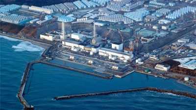 Japan will schon bald mit der Einleitung aufbereiteten Kühlwassers aus der Atomruine Fukushima beginnen. Meeresfrüchte sollen dann täglich auf radioaktives Tritium hin testen. (Foto: Shohei Miyano/Kyodo News/AP/dpa)