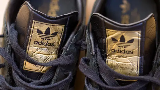 Das Betriebsergebnis von Adidas könnte erstmals nach Jahrzehnten um bis zu 700 Millionen im Minus liegen. (Foto: Daniel Karmann/dpa)