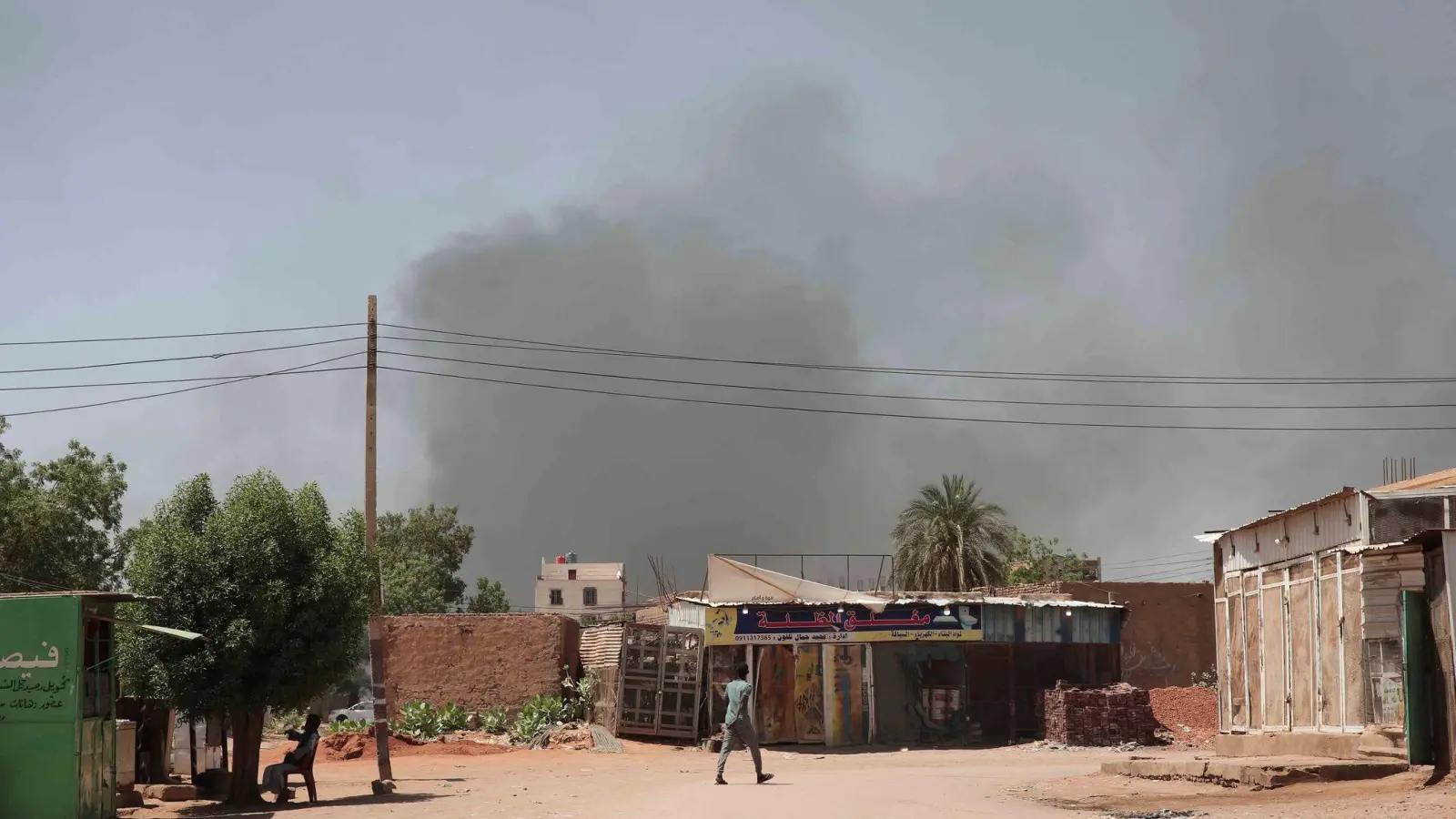 Trotz der vereinbarten Waffenruhe dauern die Kämpfe im Sudan an - hier zu sehen Rauch in der Hauptstadt Khartum Anfang Mai. (Foto: Marwan Ali/AP/dpa)