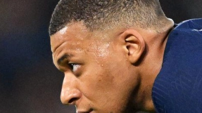 Das Arbeitsgericht hat Kylian Mbappé im Gehaltsstreit mit PSG recht gegeben (Archivbild). (Foto: Robert Michael/dpa)