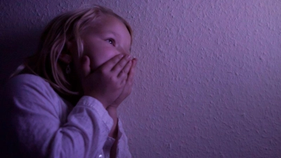 Schaurig-schön oder schon richtig gruselig? Damit sich Kinder nicht überfordert fühlen, sollten Eltern altersgerechte Filme aussuchen. (Foto: Silvia Marks/dpa-tmn)