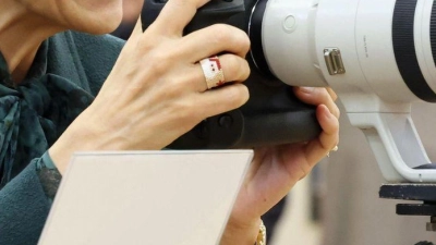 Die japanische Prinzessin Hisako probiert eine professionelle Kamera aus. (Foto: Uncredited/kyodo/dpa)