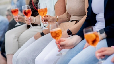 Frauen, die Aperol Spritz trinken - sieht man häufig in Deutschland. (Archivbild) (Foto: Hauke-Christian Dittrich/dpa)