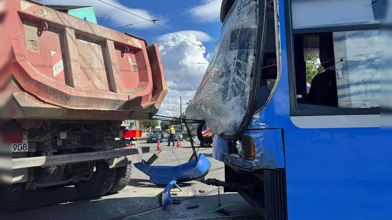 Nach ersten Erkenntnissen der Polizei wurde bei dem Unfall niemand verletzt. (Foto: Leonie Asendorpf/dpa)